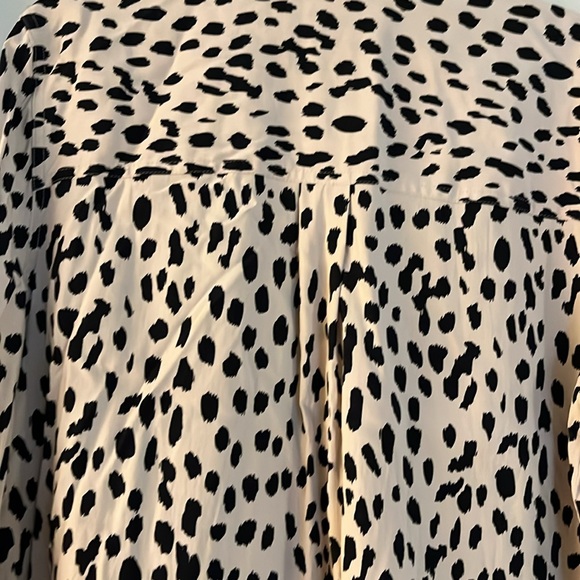 Chicos ladies blouse Size 2 tan with black print. Button up front NWT - Picture 5 of 5